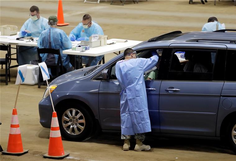 USA melden erneut Höchststand bei Corona-Neuinfektionen Drive in: Amerikaner setzen auf umfangreiche Covis-19-Tests - hier in einer provisorischen Teststation im Williamson County Agricultural Center.