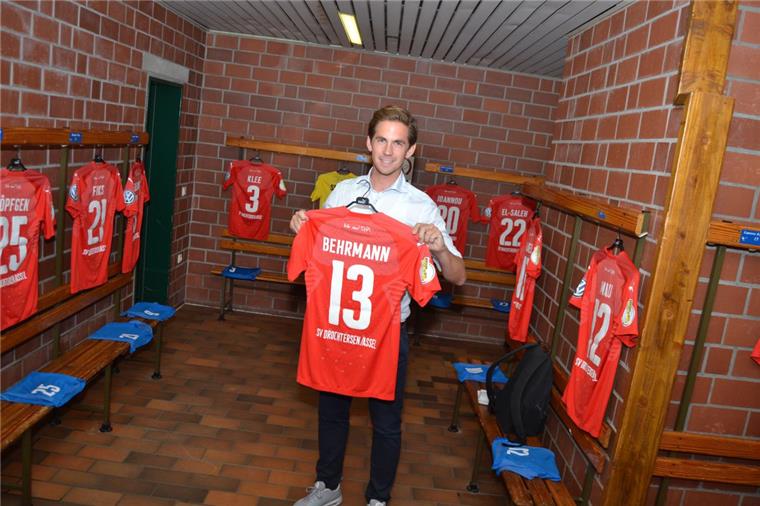 Drochtersen fiebert Pokal-Hammer gegen Bayern München entgegen Drochtersen/Assel-Kapitän Sören Behrmann mit den Pokal-Trikot seiner Mannschaft. Er hat sich in dieser Woche Urlaub genommen, damit er den Presserummel bewältigen kann.