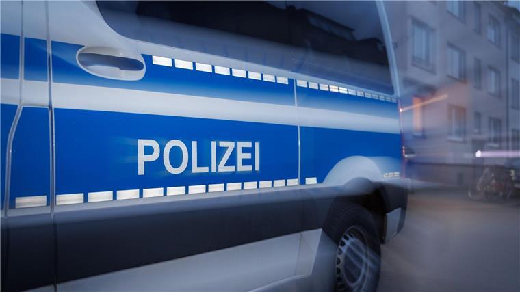 Polizei stellt bei Razzia Drogen für 300.000 Euro sicher Drogen, Messer und Bargeld gingen der Polizei in Buxtehude ins Netz - drei Tatverdächtige sollen in Untersuchungshaft kommen. (Symbolbild)