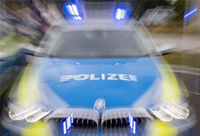 Ein Streifenwagen der Polizei mit eingeschaltetem Blaulicht.
