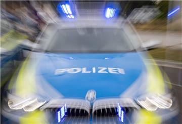 Ein Streifenwagen der Polizei mit eingeschaltetem Blaulicht.