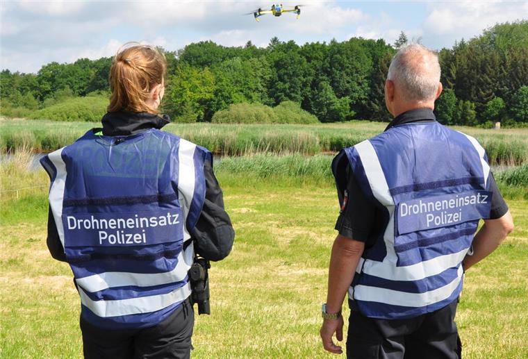 Vermisstenfall Arian - Polizei sucht erneut die Oste mit Drohnen ab Zwei Polizisten fliegen eine Drohne.