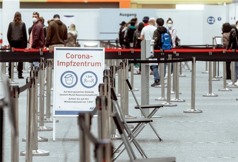 Vierte Corona-Welle: Kommt jetzt bundesweit die 2G-Regel? Menschen stehen im Impfzentrum Messehallen an, um sich gegen das Corona-Virus impfen zu lassen.