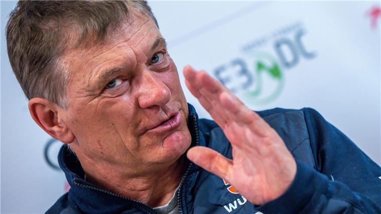 DSV-Sportvorstand Wolfgang Maier setzt große Stücke auf die junge Emma Aicher.