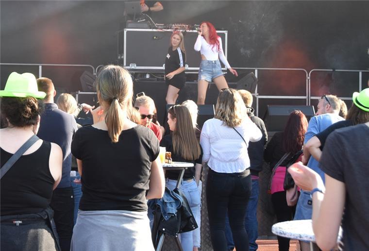 Bremerhaven: 2500 Besucher bei Konzertreihe im Nordsee-Stadion „Du hast den schönsten Arsch der Welt“ - das sang Klara Korn (rechts).