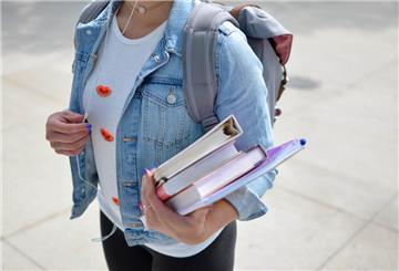 Schülerin mit Büchern in der Hand