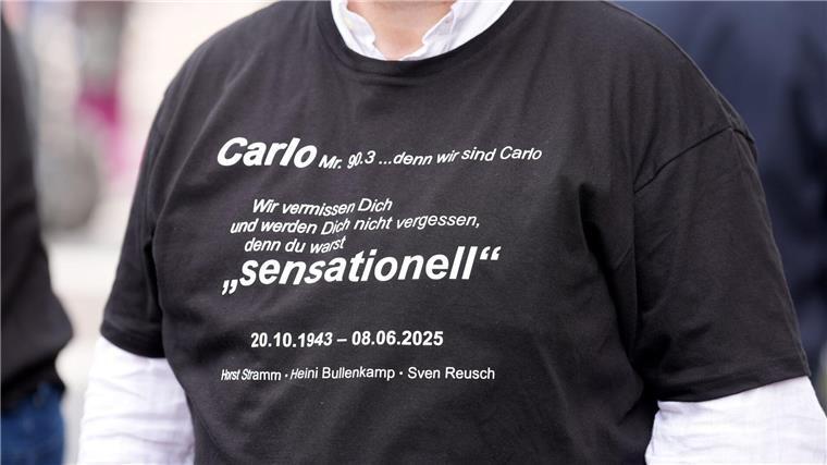 „Ein Original“ - Abschied von Moderator Carlo von Tiedemann „Du warst sensationell“, steht auf dem Shirt eines Trauergastes