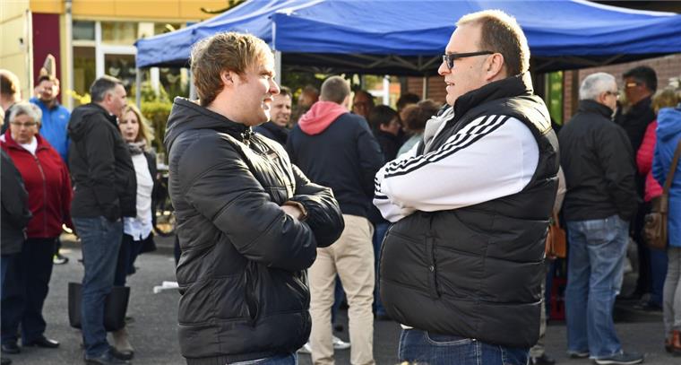 Abnehm-Marathon in Geestland: Dem Speck geht es an den Kragen Duell der Schwergewichte: Thorsten Krüger (SPD) und nord24-Reporter Christoph Reiprich (links) wollen in zehn Wochen abspecken.