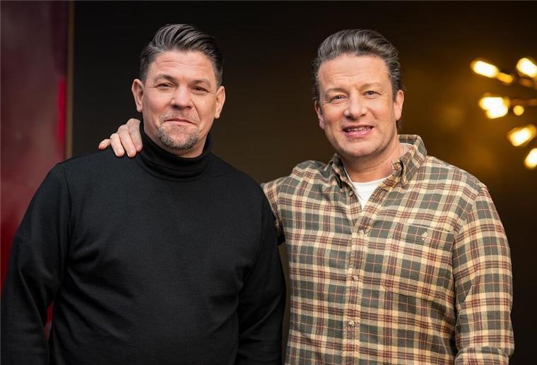 Jamie Oliver tritt erstmals gegen Tim Mälzer an Duell der Spitzenköche: Weltstar Jamie Oliver tritt erstmals gegen den deutschen TV-Liebling Tim Mälzer an.