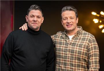 Duell der Spitzenköche: Weltstar Jamie Oliver tritt erstmals gegen den deutschen TV-Liebling Tim Mälzer an.