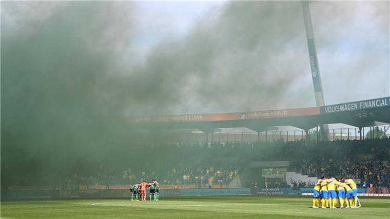 Martin Kind über Fan-Teilausschluss: „Taktisch ganz klug“ Duell zweier Erzrivalen: Eintracht Braunschweig gegen Hannover 96.