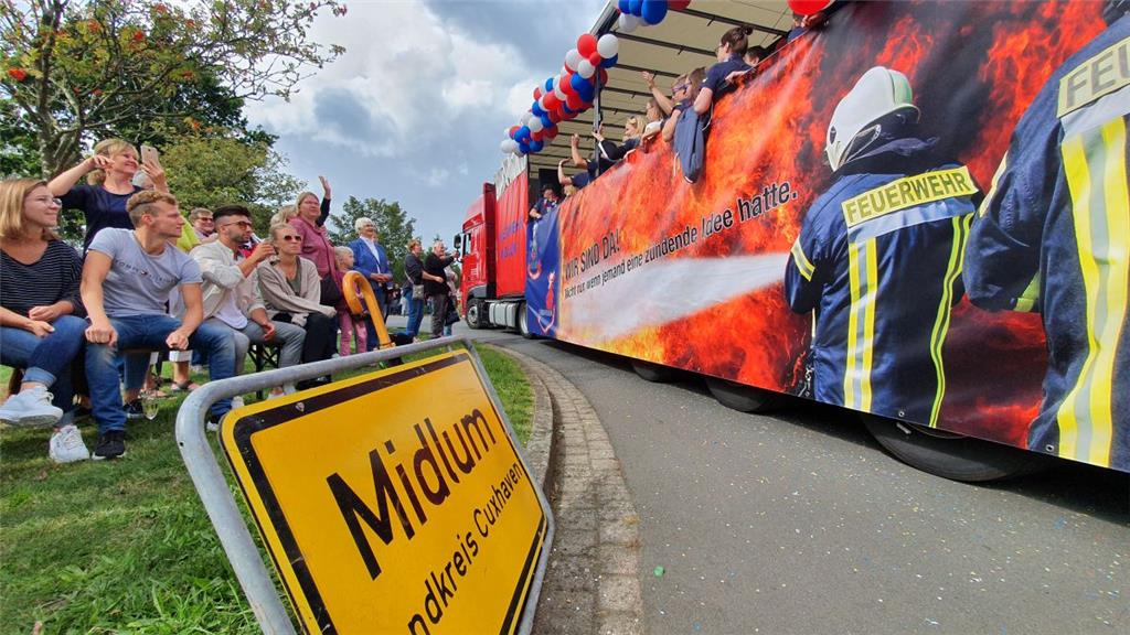 Dürfen auch mal mitfeiern, wenn es nicht gerade brennt: die Einsatzkräfte der Fr...