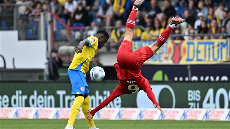 Fortuna Düsseldorf erkämpft einen Punkt in Braunschweig Düsseldorfs Giovanni Haag (r) mit einer akrobatischen Einlage gegen Braunschweig Richmond Tachie.