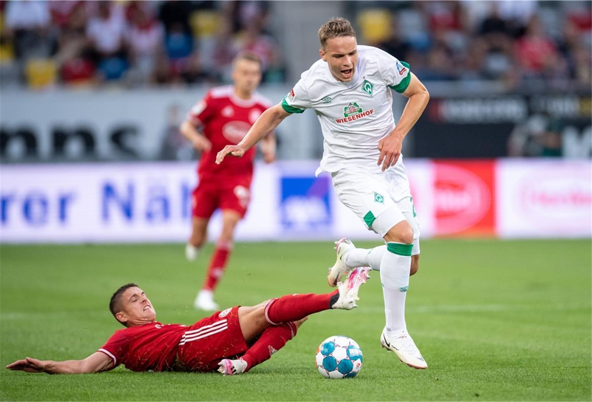 Düsseldorfs Kristoffer Peterson (links) kann Bremens Niklas Schmidt nur mit einem Foul stoppen.