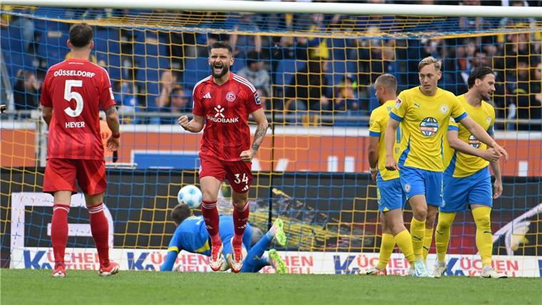 Fortuna Düsseldorf erkämpft einen Punkt in Braunschweig Düsseldorfs Nicolas Gavory (M) gelang das zwischenzeitliche 1:1.