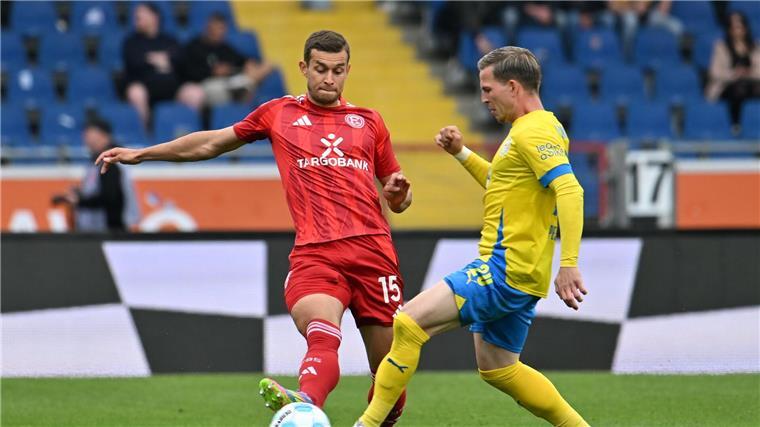 Fortuna Düsseldorf erkämpft einen Punkt in Braunschweig Düsseldorfs Tim Oberdorf (l) im Duell mit Braunschweigs Lino Tempelmann.
