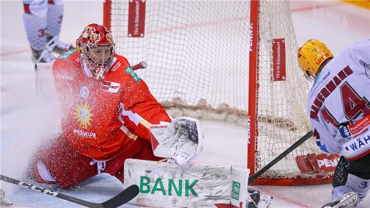 Pinguins verzweifeln an der Düsseldorfer Effizienz Düsseldorfs Torhüter Henrik Haukeland pariert gegen Ross Mauermann.