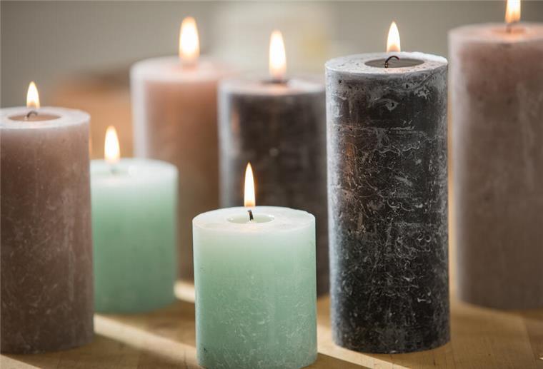 Kerzencheck zum 1. Advent: Viele Hersteller lassen Verbraucher im Dunkeln ILLUSTRATION - Mit Duftkerzen lässt sich ganz einfach ein neuer Geruch in die Wohnung bringen. Allerdings auch mehr Feinstaub. (zu dpa: «Guter Geruch gefragt: Wie finde ich den passenden Raumduft?») Foto: Christin Klose/dpa-tmn - Honorarfrei nur für Bezieher des dpa-Themendienstes +++ dpa-Themendienst +++