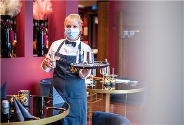 Dulce Da Rocha Nunes arbeitet als Servicekraft im Restaurant Weinrot im Hotel Haverkamp. Im Hotel- und Gaststättenbereich fehlt - wie in anderen Branchen auch - Fachkräftenachwuchs. Foto: Hartmann