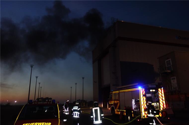Rauch über Bremerhaven: Feuer bricht in Adwen-Prüfstand aus Dunkle Rauchschwaden in der Dunkelheit über Bremerhaven.
