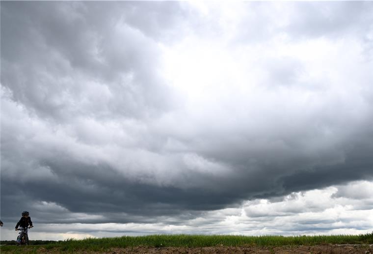 So wird das Wetter zum Start in den Mai Dunkle Wolken begleiten uns zum Start in den Mai.