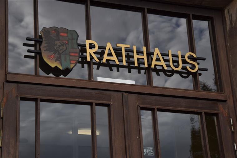 Kündigungswelle bei der Nordenhamer Stadtverwaltung Dunkle Wolken über dem Rathaus? Bürgermeister Carsten Seyfarth hofft, für die fünf Mitarbeiter, die jetzt gekündigt haben, möglichst zeitnah Ersatz zu finden.