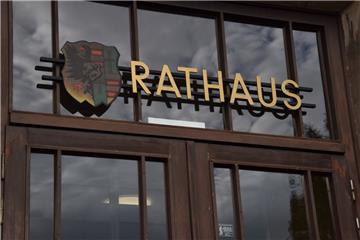 Dunkle Wolken über dem Rathaus? Bürgermeister Carsten Seyfarth hofft, für die fünf Mitarbeiter, die jetzt gekündigt haben, möglichst zeitnah Ersatz zu finden.