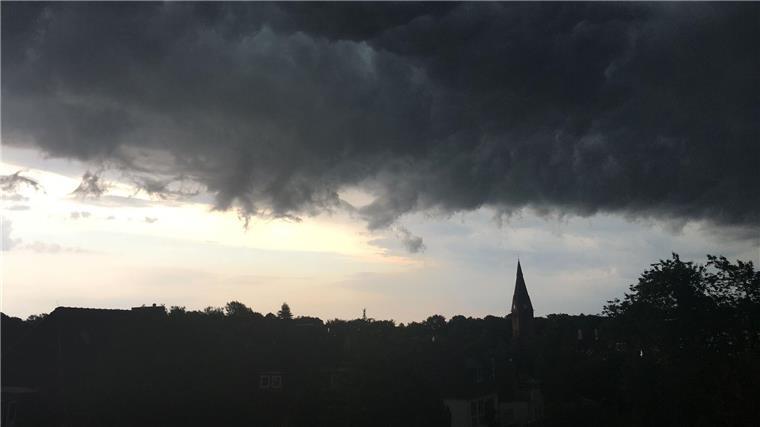 Gewitter und Starkregen führen zu Verkehrsbehinderungen Dunkle Wolken über Kiel. Über Schleswig-Holstein wird mit Starkregen und Gewittern gerechnet. (Archivbild)