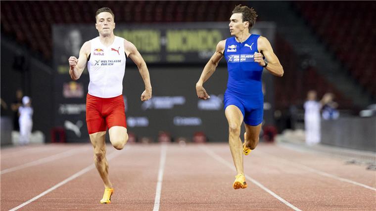 Show-Duell: Duplantis besiegt Hürden-Rekordler Warholm Duplantis (r) hatte bei seinem Sieg sogar noch Zeit, vor dem Ziel zur Seite zu Warholm zu schauen.
