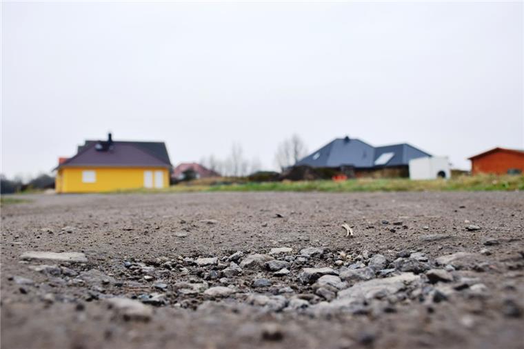 Schotterpiste in Tossenser Baugebiet soll 2018 gepflastert werden Durch das Neubaugebiet „Zum Groden“ führen bisher nur Schotterwege, die von der Gemeinde notdürftig geflickt werden.