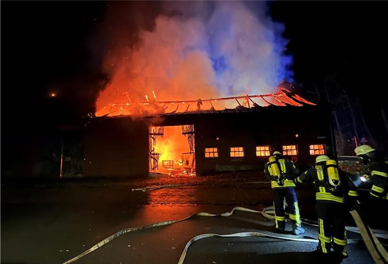Durch das schnelle Eingreifen der Feuerwehr wurde ein Übergreifen der Flammen auf angrenzende Gebäude verhindert.