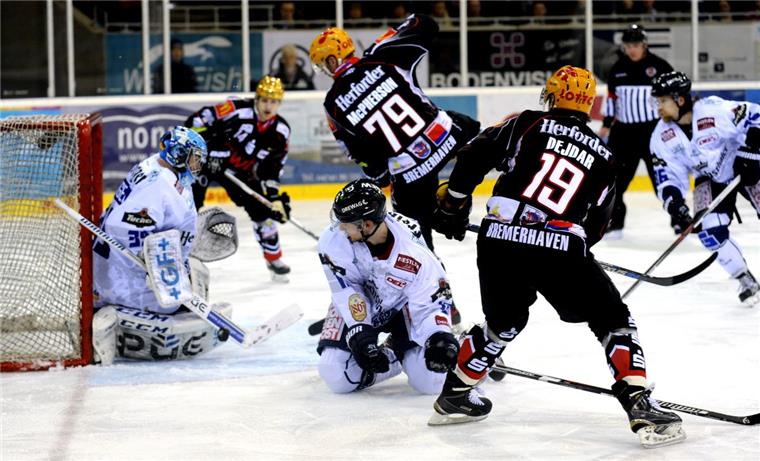 Durch den 4:3-Sieg gegen die Dresdener Eislöwen im fünften Viertelfinale sind die  Fischtown Pinguins noch im Playoff-Rennen. Foto Scheschonka