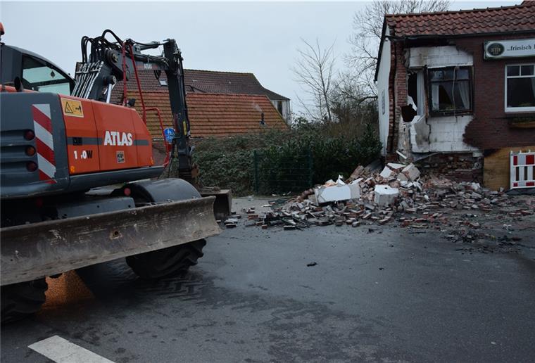 Durch den Aufprall ist ein Teil der Gaststätte einsturzgefährdet. Der Landkreis hat einen Teilabbbruch veranlasst. Foto: Kühnemuth
