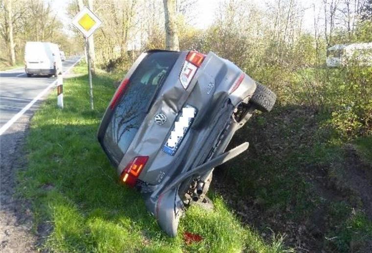 Unfall in Flögeln: Junge Frau fährt auf Auto auf 20230419_Verkehrsunfall Flögeln.