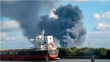 Durch den Brand einer Lagerhalle im Hamburger Hafen sind drei Menschen verletzt worden.