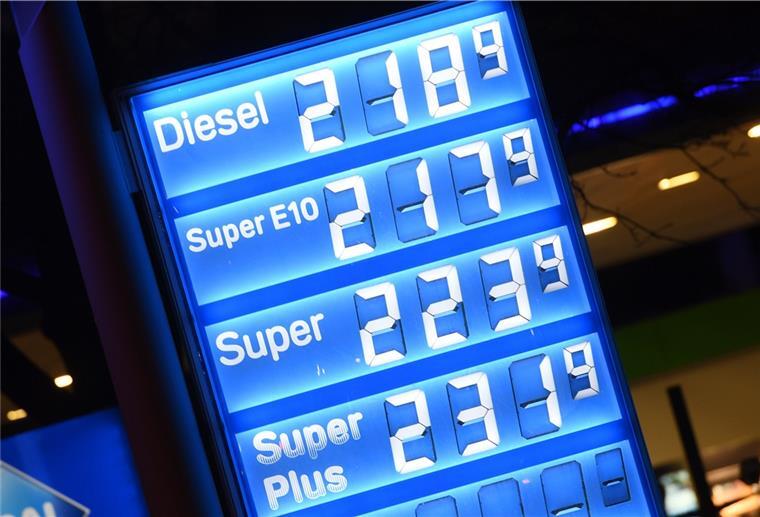 Preishammer! Krieg treibt Spritpreise über zwei Euro je Liter Die Preise für Diesel und Benzin sind an einer Tankstelle in München Schwabing angezeigt.