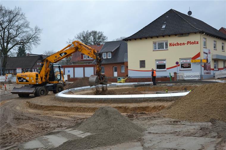 Ortsmitte Heeslingen: Kreisel-Bauarbeiten dauern noch an Durch den langanhaltenden Frost der vergangenen Wochen gab es Verzögerungen beim Bau des Kreisels in Heeslingen. In etwa acht Wochen soll dieser für den Verkehr freigegeben werden.