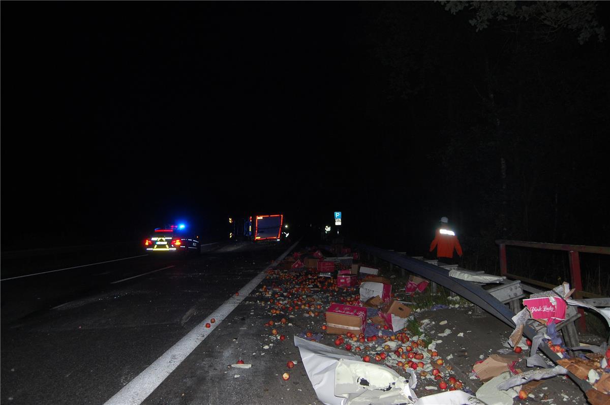 Durch den Unfall verteilten sich 22 Tonnen Äpfel auf der A27.