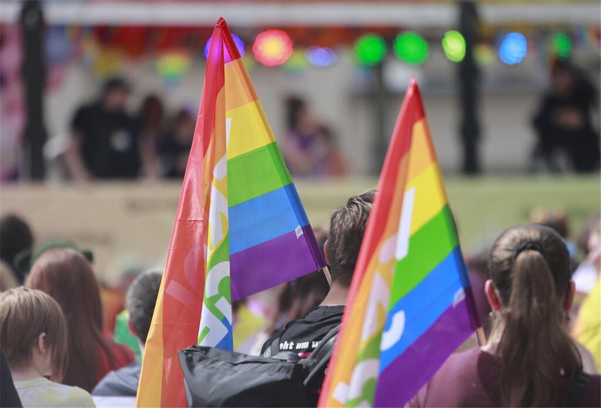 Bremerhaven und Region: Hohe Nachfrage nach Geschlechts- und Namensänderungen ARCHIV - 02.09.2023, Thüringen, Erfurt: Demonstrationsteilnehmer mit Regenbogenfahnen stehen während des Christoper Street Day's in der Erfurter Innenstadt. (zu dpa: «Hunderte Menschen lassen ihren Geschlechtseintrag ändern») Foto: Matthias Bein/dpa +++ dpa-Bildfunk +++