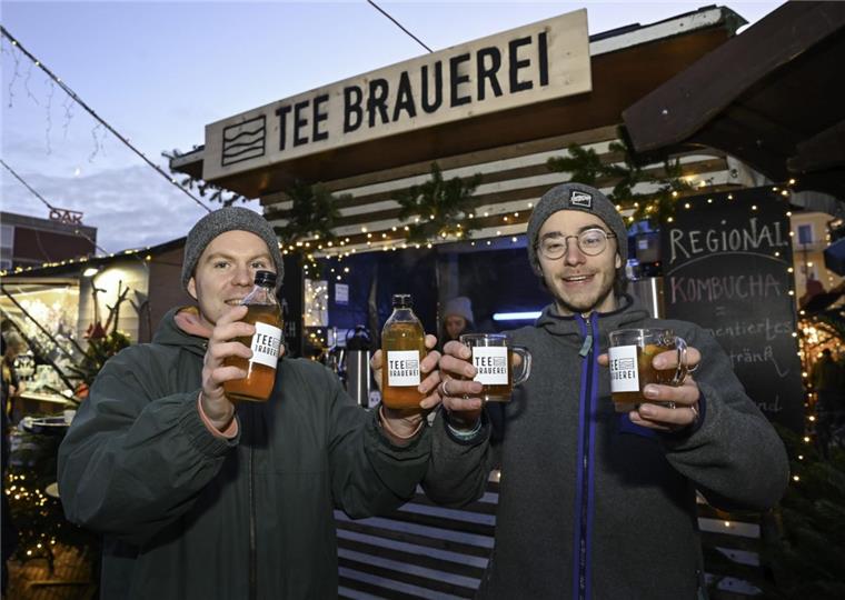Junge Gründer "Made in Bremerhaven" Durch die "Gründer-studenten" hat der Weihnachtsmarkt einen Stand mehr: Michael Connery (links) und Sören Gwinner verkaufen ihren Kombucha-Tee in Bremerhaven.
