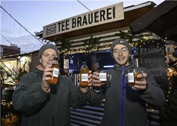 Durch die "Gründer-studenten" hat der Weihnachtsmarkt einen Stand mehr: Michael Connery (links) und Sören Gwinner verkaufen ihren Kombucha-Tee in Bremerhaven.
