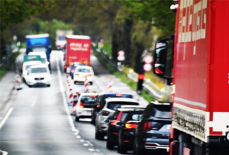 B 73: Probleme bei Brückenneubau in Hechthausen eine lange Autoschlange