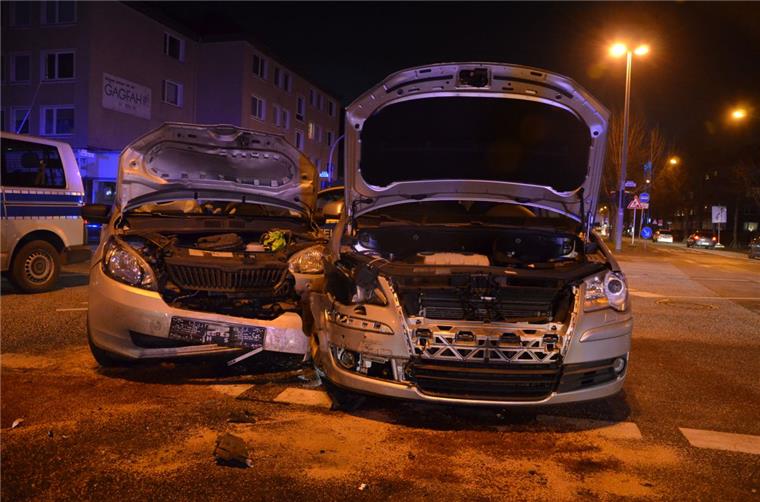 Schwerer Unfall in Geestemünde: Zwei Verletzte und Totalschaden Durch die Kollision entstand an beiden Autos Totalschaden.