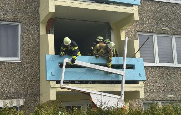Fensterfront herausgerissen: Fettbrand führt zu schwerer Durch die Kraft einer Fettexplosion wurde die Fensterfront einer Wohnung herausgerissen. Feuerwehr und THW kümmerten sich um den Notverschluss der Wohnung.