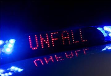 Der Schriftzug Unfall leuchtet auf einem Polizeiwagen. Mit der kommenden Zeitumstellung steigt das Unfallrisiko wieder.