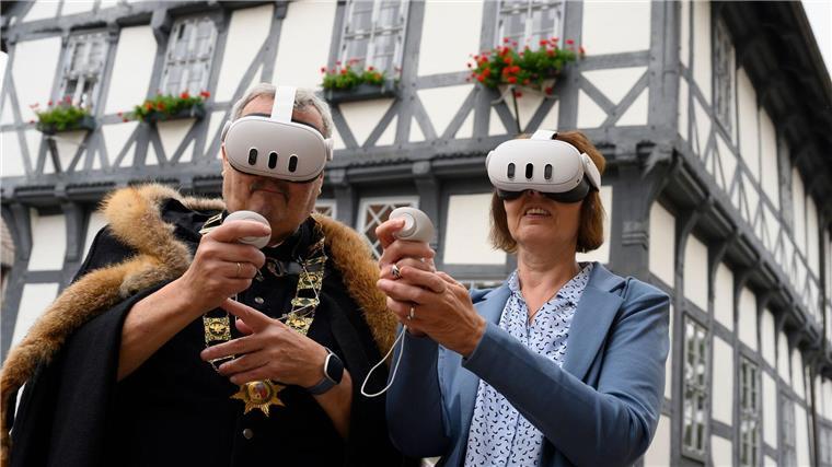 Wie virtuelle Zeitreisen neue Touristen anlocken sollen Durch die VR-Brille können Nutzer historische Gebäude besichtigen.