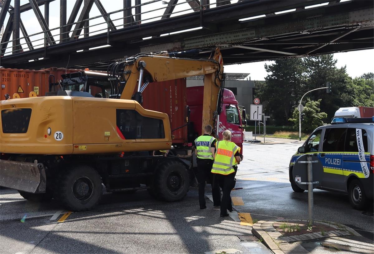 Bremerhaven: Bagger bleibt an Brücke hängen Ein Bagger hängt unter einer Brücke fest.