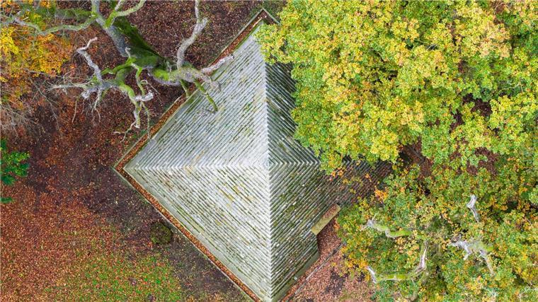Warum steht eine Pyramide in einem niedersächsischen Wald? Durch ein großes Kreuz über dem Eingang ist es als christliche Begräbnisstätte erkennbar.