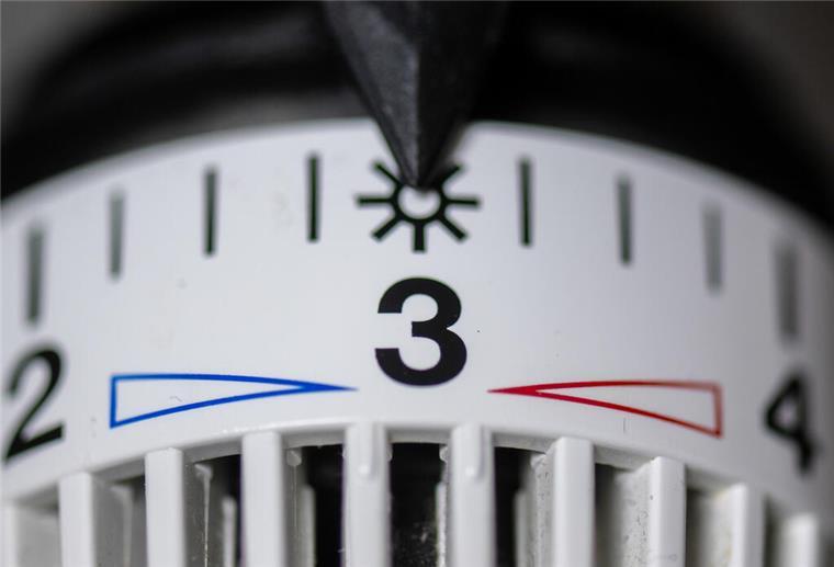 Das Thermostat einer Heizung steht auf Stufe drei.