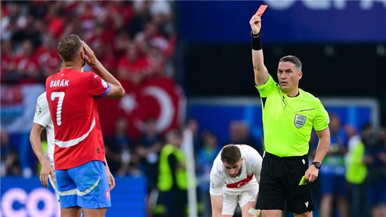 Türkei müht sich ins Achtelfinale Durch eine Gelb-Rote Karte für Tschechiens Antonin Barak war die Türkei früh in Überzahl.